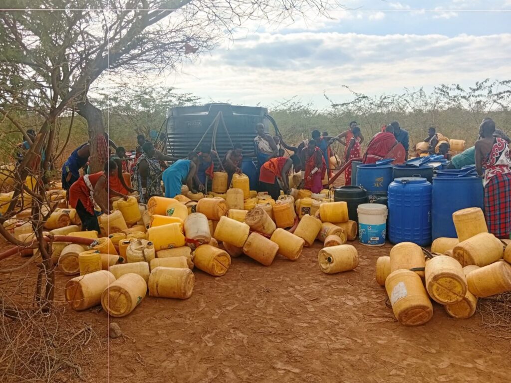 Tanathi delivers water to Singiraini huqor2pwmae9jsg